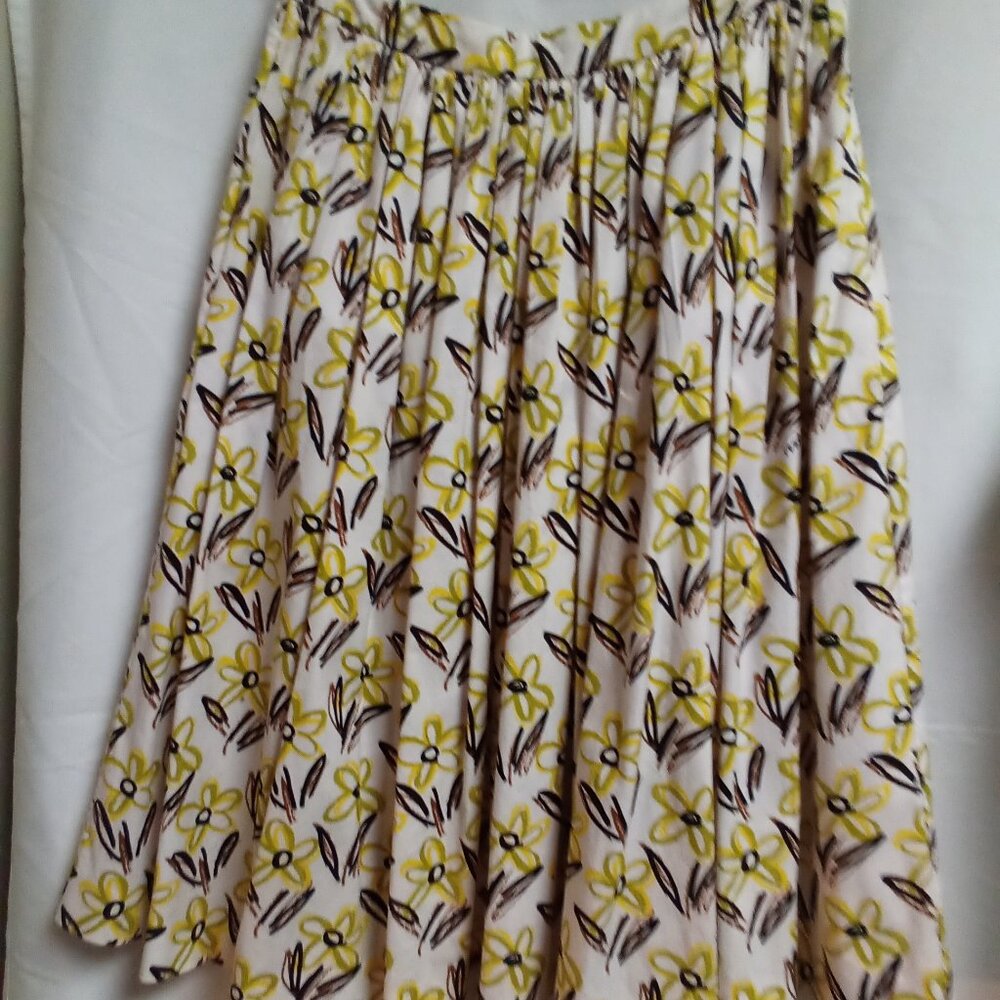 Prada skirt, size 38.  Side zip with pockets
